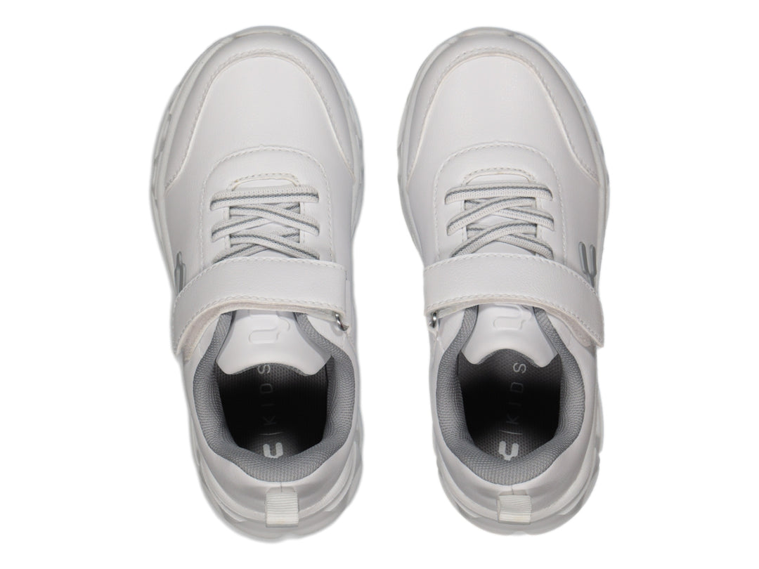 Tenis deportivos Charly color blanco para niño con cierre de velcro y suela blanca robusta.