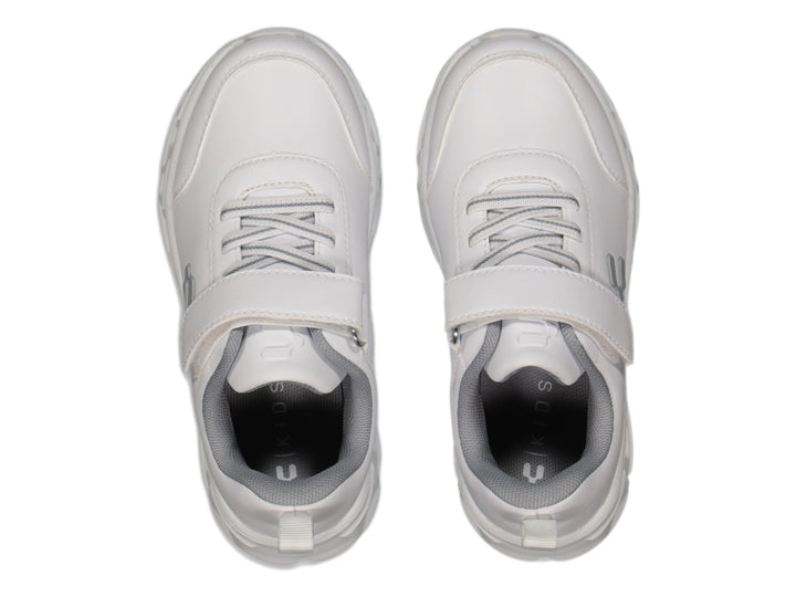 Tenis deportivos Charly color blanco para niño con cierre de velcro y suela blanca robusta.