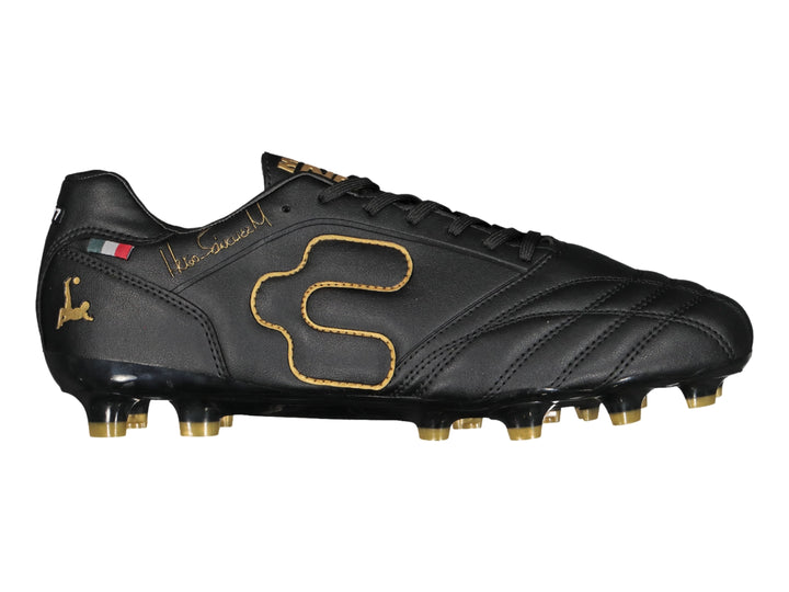 Zapato de fútbol Charly color negro con detalles y tacos en color dorado.