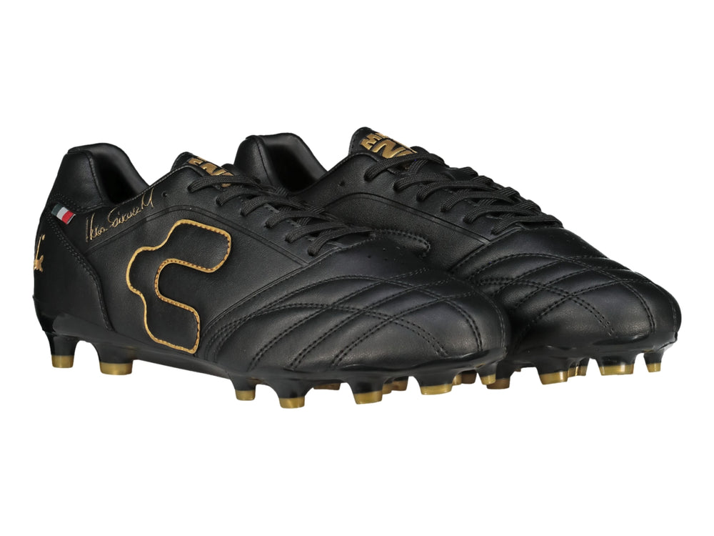Zapato de fútbol Charly color negro con detalles y tacos en color dorado.