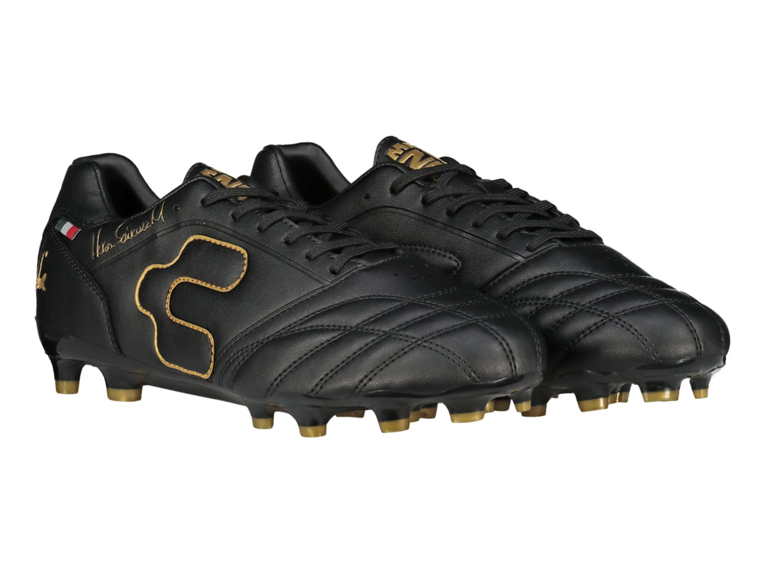 Zapato de fútbol Charly color negro con detalles y tacos en color dorado.