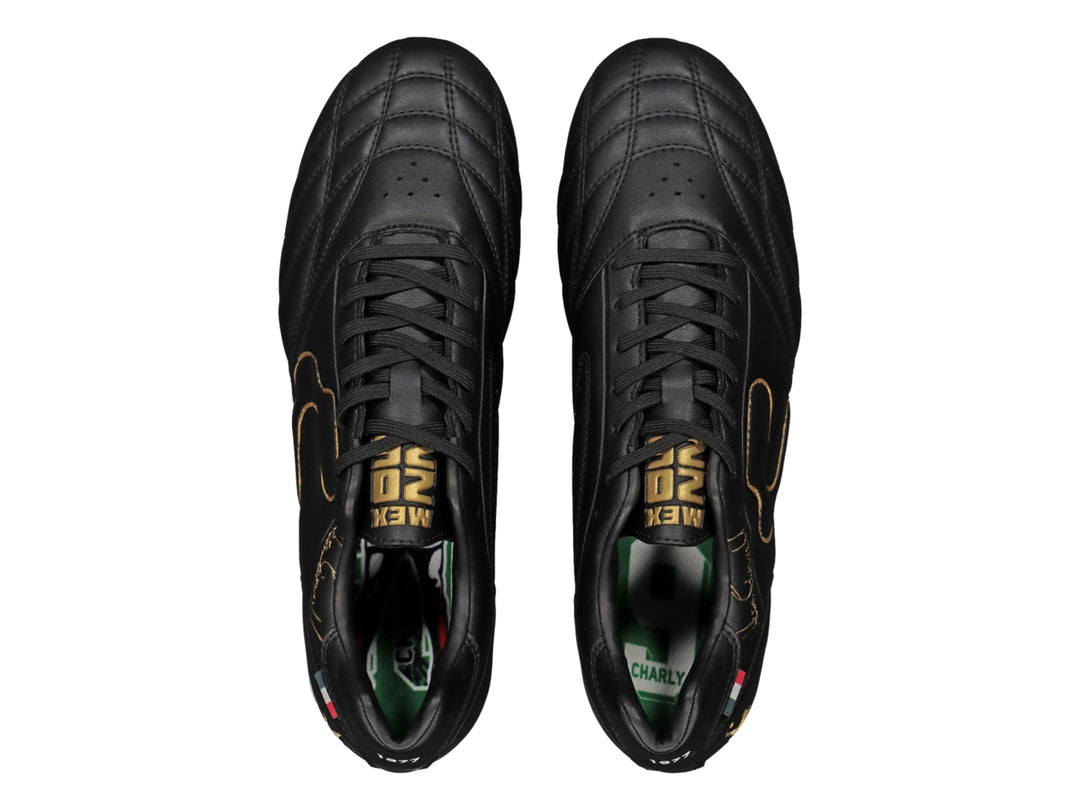 Zapato de fútbol Charly color negro con detalles y tacos en color dorado.
