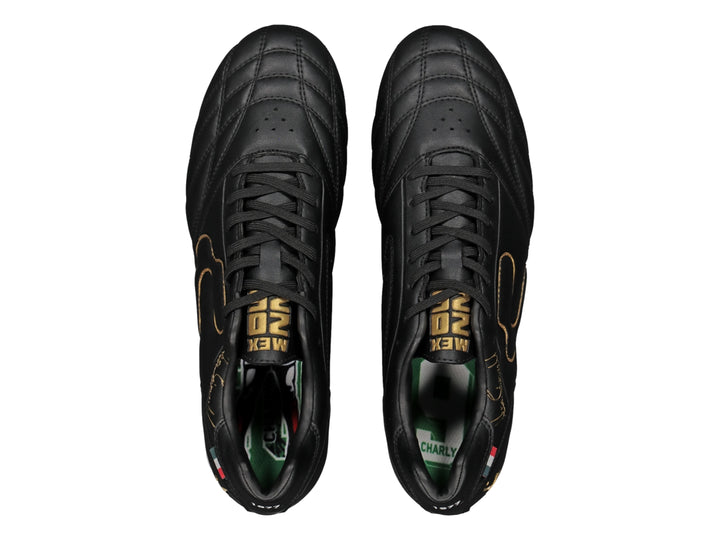 Zapato de fútbol Charly color negro con detalles y tacos en color dorado.