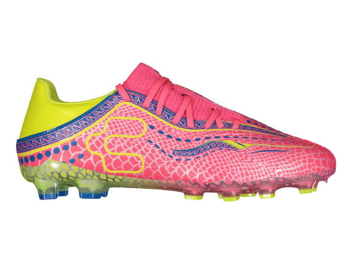 Calzado de fútbol Charly color rosa con detalles en amarillo y azul y suela de tacos.