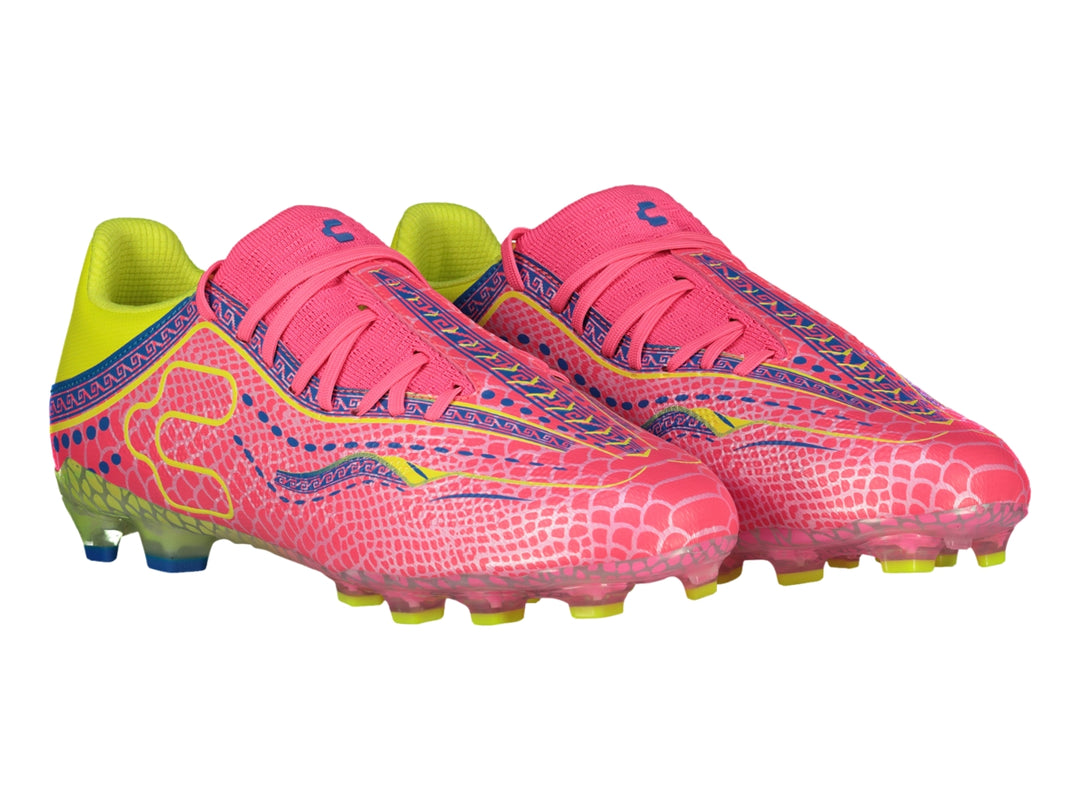 Calzado de fútbol Charly color rosa con detalles en amarillo y azul y suela de tacos.