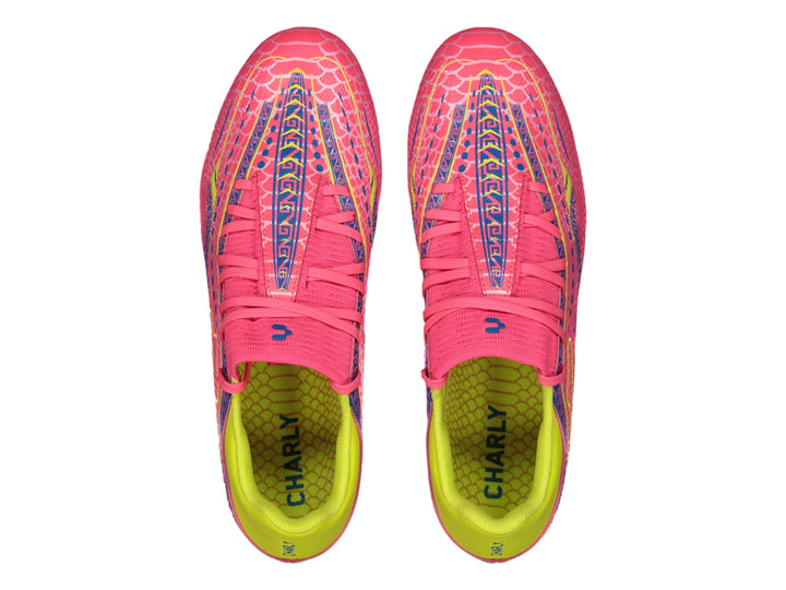 Calzado de fútbol Charly color rosa con detalles en amarillo y azul y suela de tacos.