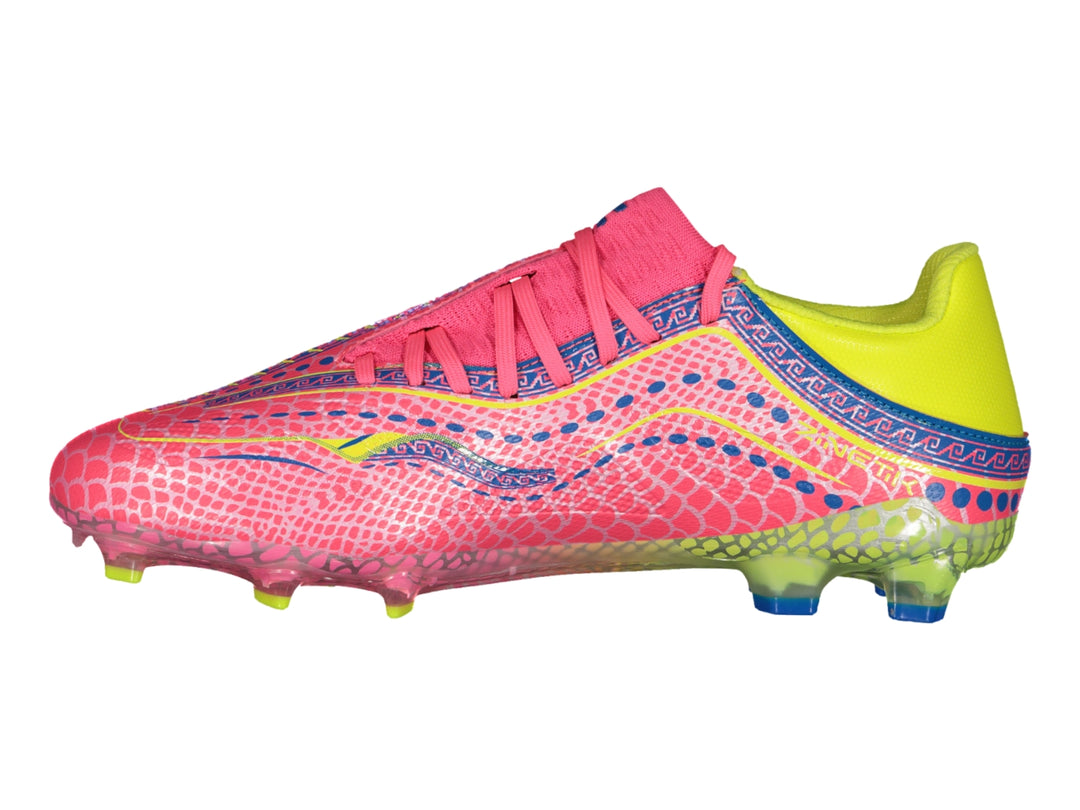 Calzado de fútbol Charly color rosa con detalles en amarillo y azul y suela de tacos.