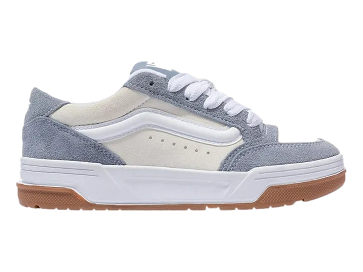 Tenis Vans color azul y crema con suela de goma marrón y cordones blancos.