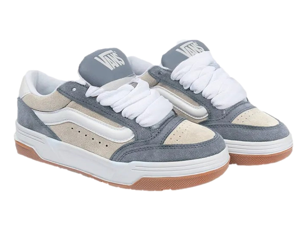 Tenis Vans color azul y crema con suela de goma marrón y cordones blancos.