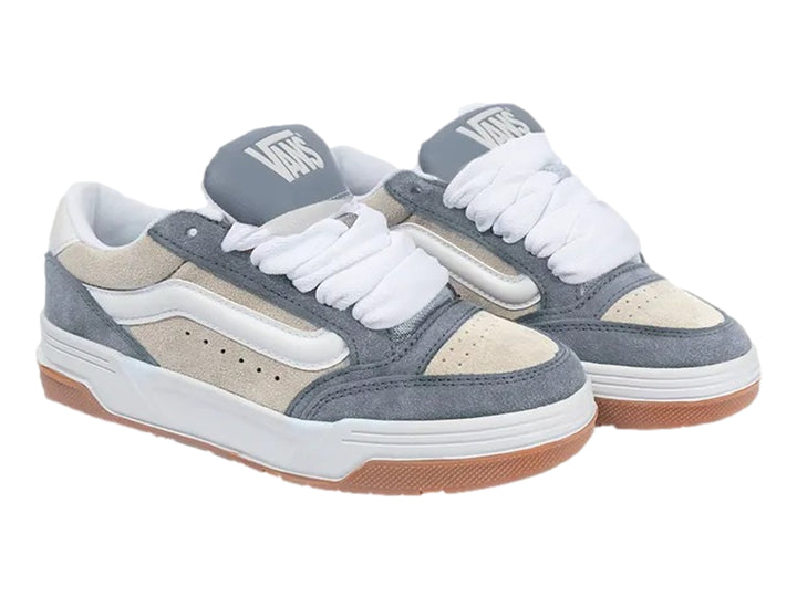 Tenis Vans color azul y crema con suela de goma marrón y cordones blancos.