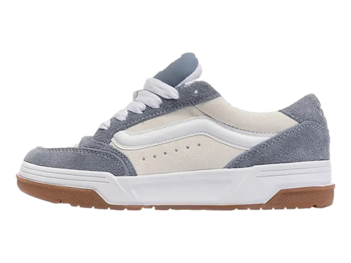 Tenis Vans color azul y crema con suela de goma marrón y cordones blancos.