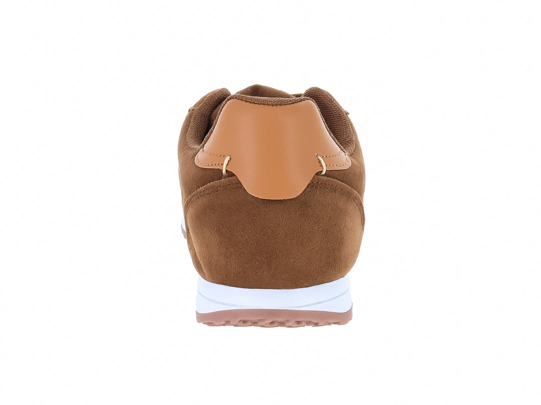 Tenis ATOK color camel con suela blanca y cordones a juego.