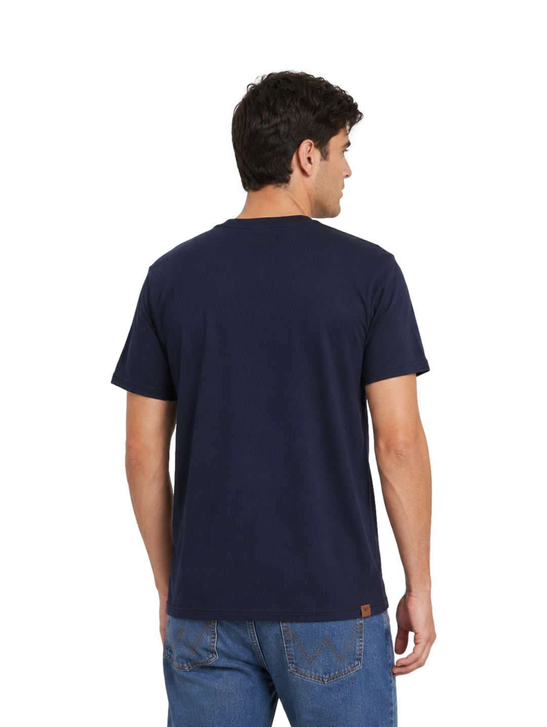 Hombre vistiendo playera Wrangler color marino con estampado blanco de un cráneo de toro.