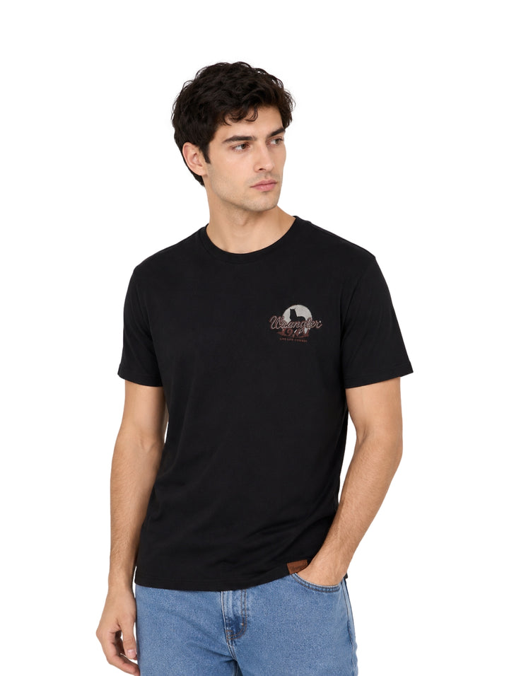 Hombre vistiendo una playera Wrangler de color negro de manga corta y cuello redondo.