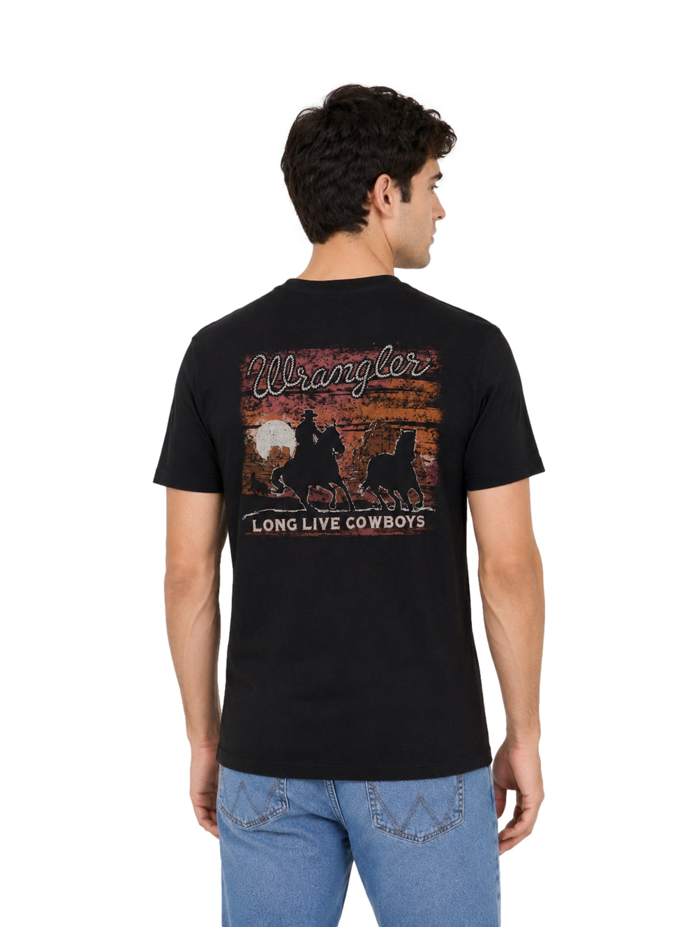 Hombre vistiendo una playera Wrangler de color negro de manga corta y cuello redondo.