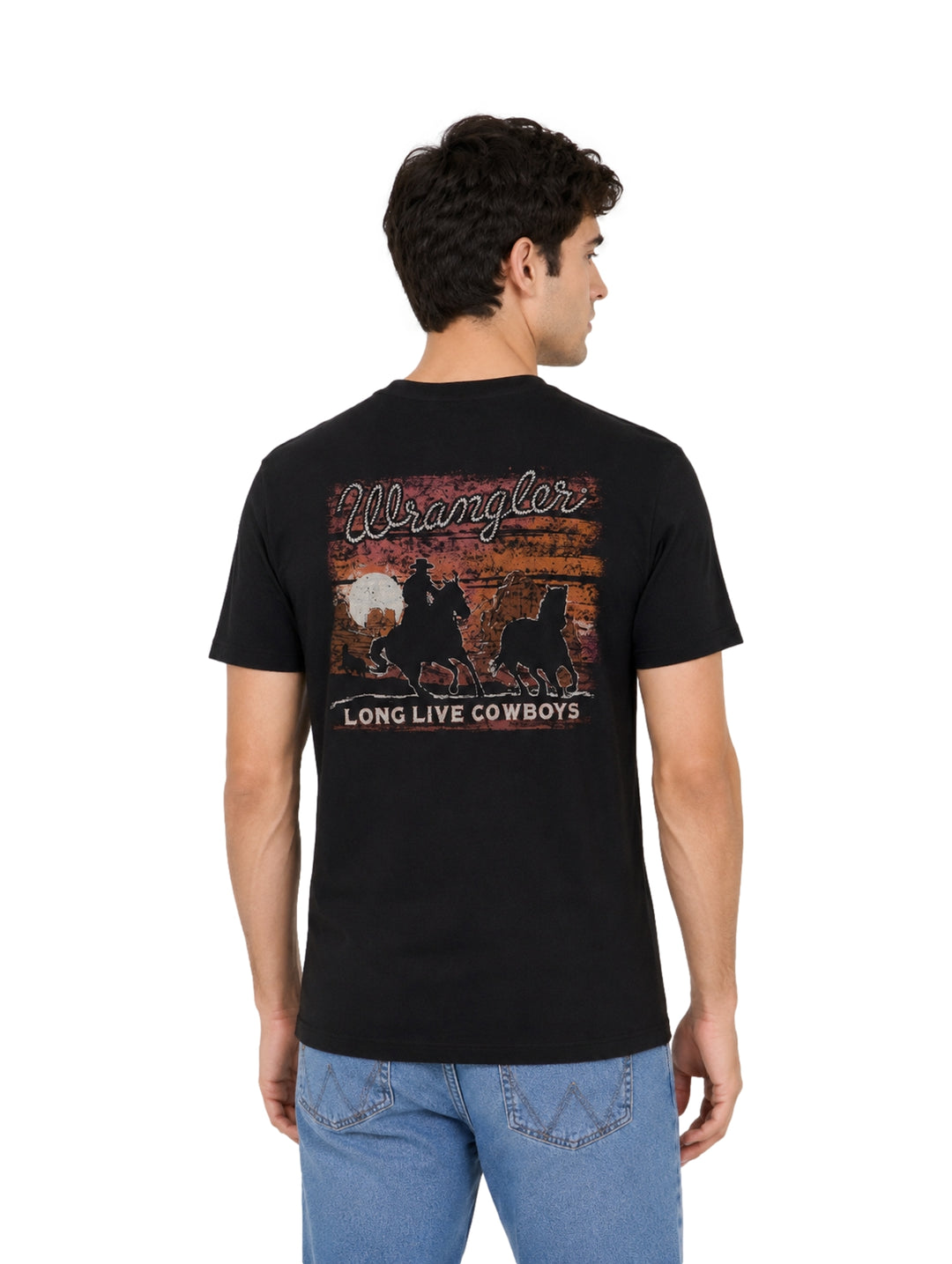 Hombre vistiendo una playera Wrangler de color negro de manga corta y cuello redondo.