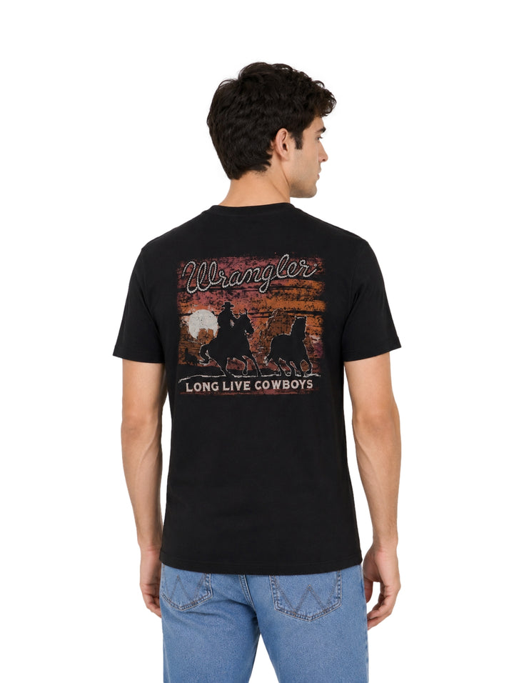 Hombre vistiendo una playera Wrangler de color negro de manga corta y cuello redondo.
