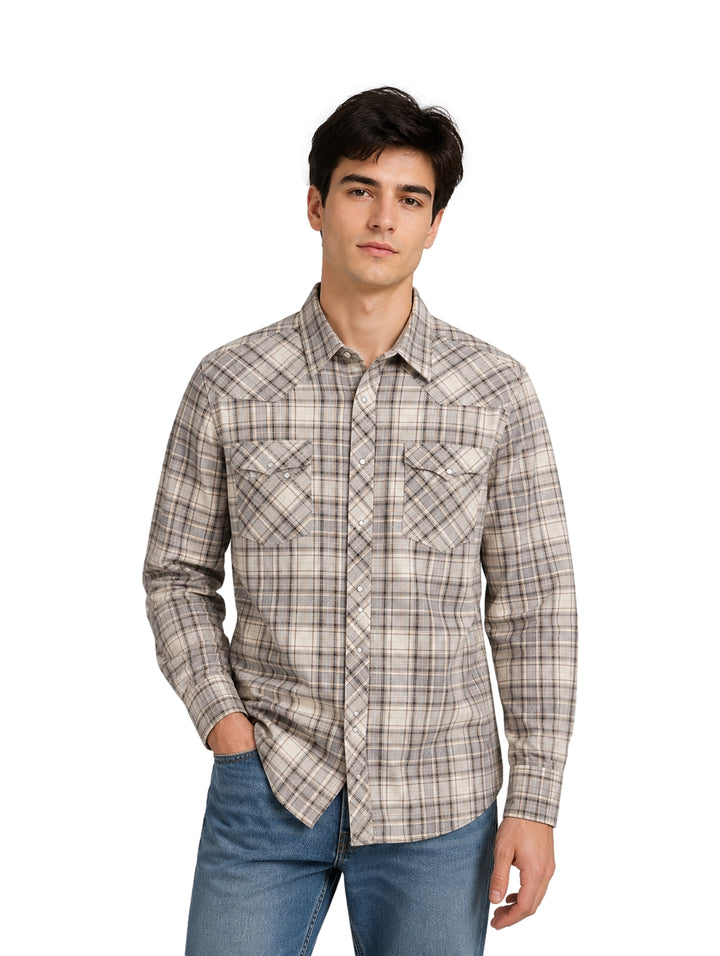Hombre vistiendo camisa Wrangler a cuadros en colores café y beige con pantalones azules.
