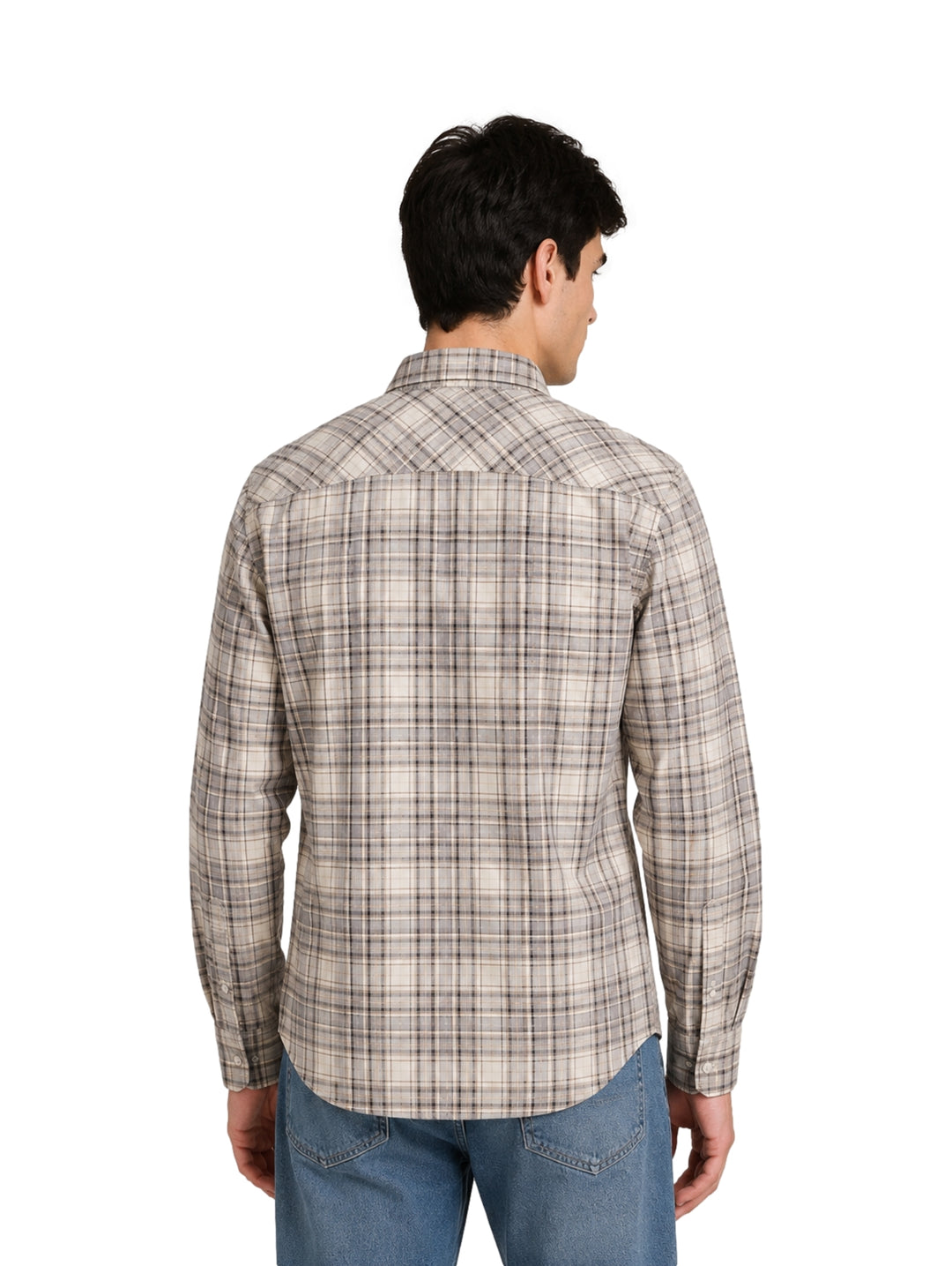 Hombre vistiendo camisa Wrangler a cuadros en colores café y beige con pantalones azules.