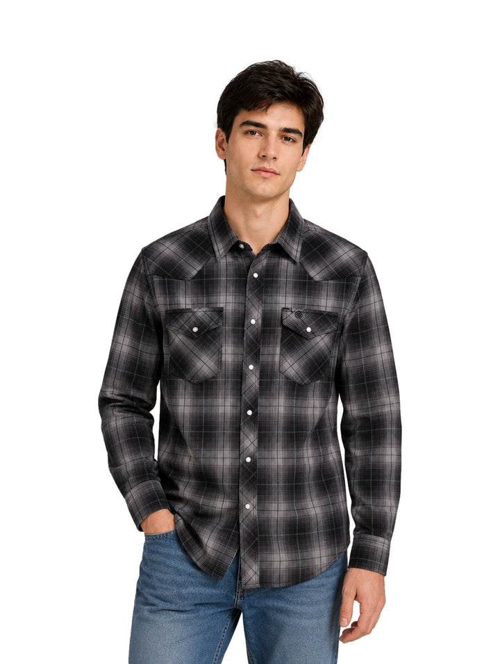 Hombre vistiendo una camisa de cuadros en colores negro y gris de la marca Wrangler.