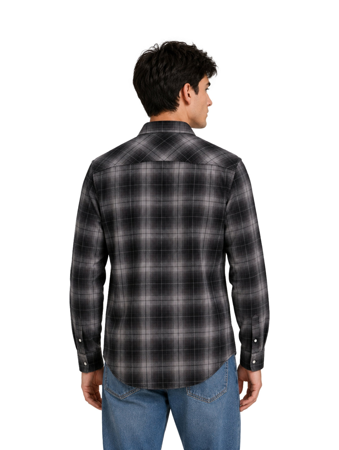Hombre vistiendo una camisa de cuadros en colores negro y gris de la marca Wrangler.