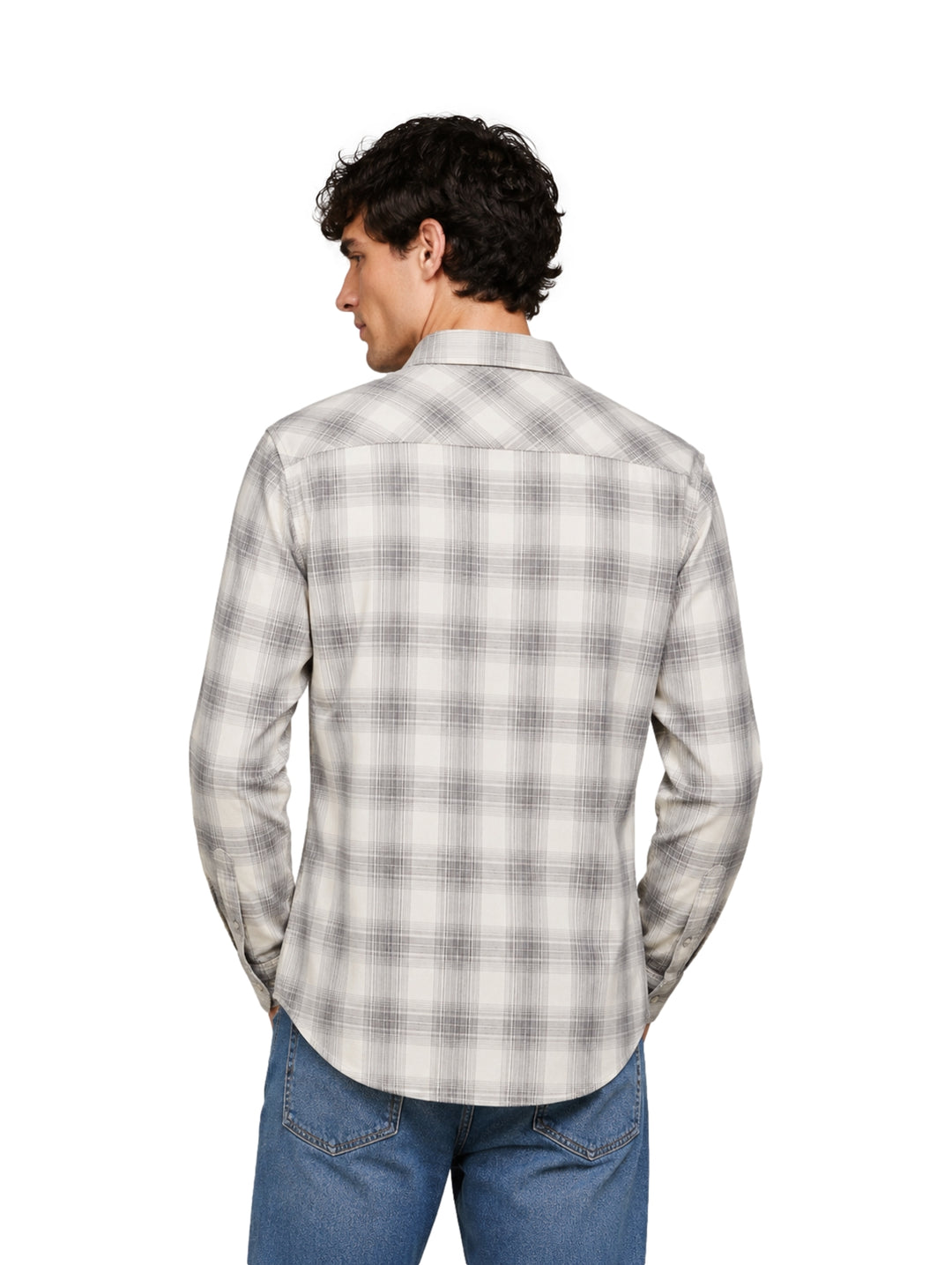 Hombre vistiendo camisa de cuadros color gris y kaki de manga larga con jeans azules.