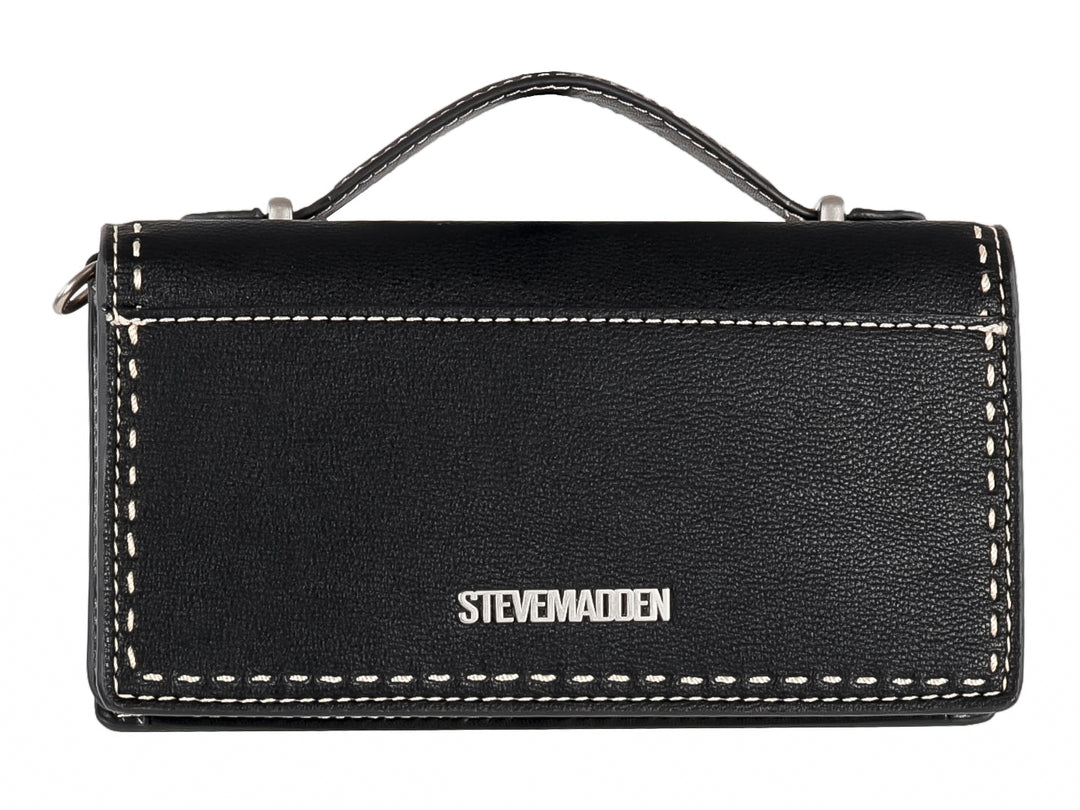 Bolso negro rectangular con costuras blancas y un adorno circular plateado central.