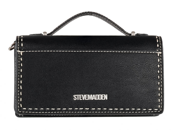 Bolso negro rectangular con costuras blancas y un adorno circular plateado central.