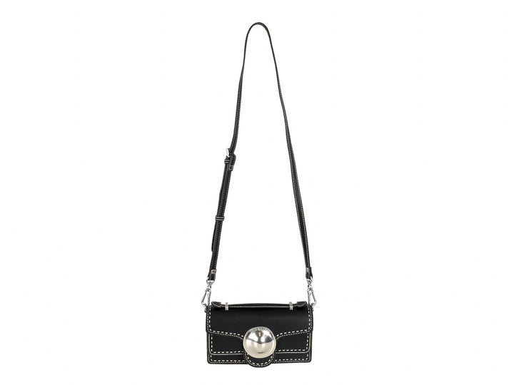 Bolso negro rectangular con costuras blancas y un adorno circular plateado central.