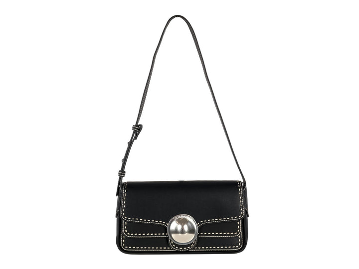 Bolsa de hombro rectangular color negro con costuras blancas y cierre circular plateado.