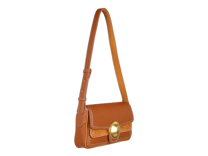Bolso de hombro Steve Madden color cognac con detalle circular dorado y correa larga.