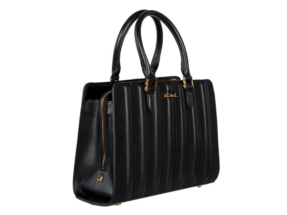 Bolso Steve Madden color negro con detalles dorados y diseño frontal plisado.