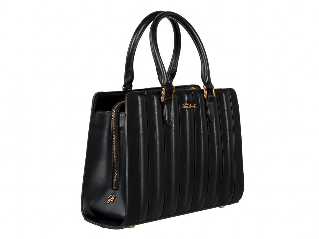 Bolso Steve Madden color negro con detalles dorados y diseño frontal plisado.