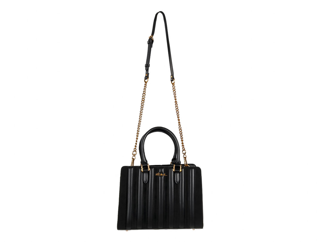 Bolso Steve Madden color negro con detalles dorados y diseño frontal plisado.