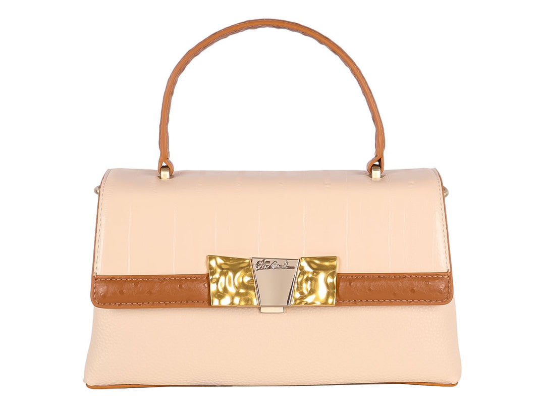 Bolso de mano color crema con asa y banda marrón, y cierre metálico dorado.