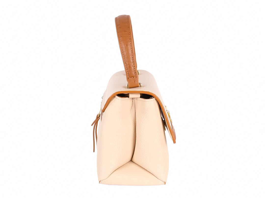 Bolso de mano color crema con asa y banda marrón, y cierre metálico dorado.