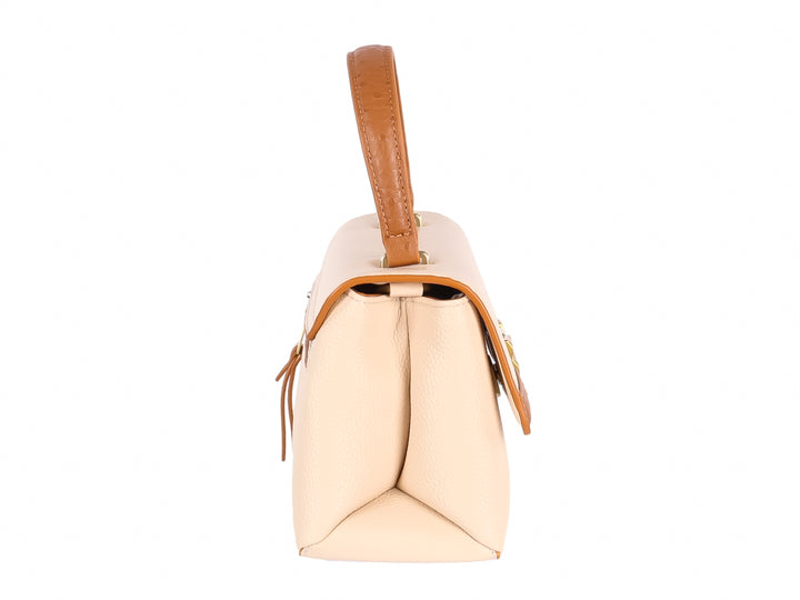 Bolso de mano color crema con asa y banda marrón, y cierre metálico dorado.