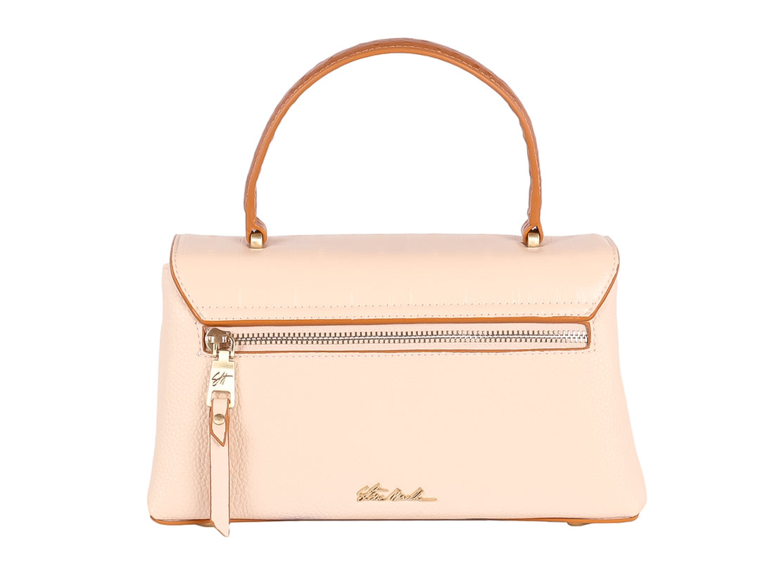 Bolso de mano color crema con asa y banda marrón, y cierre metálico dorado.