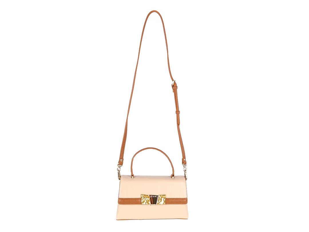 Bolso de mano color crema con asa y banda marrón, y cierre metálico dorado.