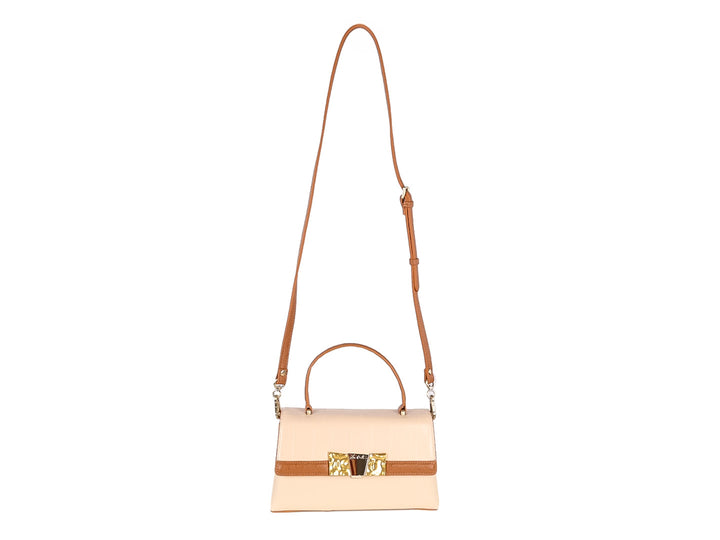 Bolso de mano color crema con asa y banda marrón, y cierre metálico dorado.