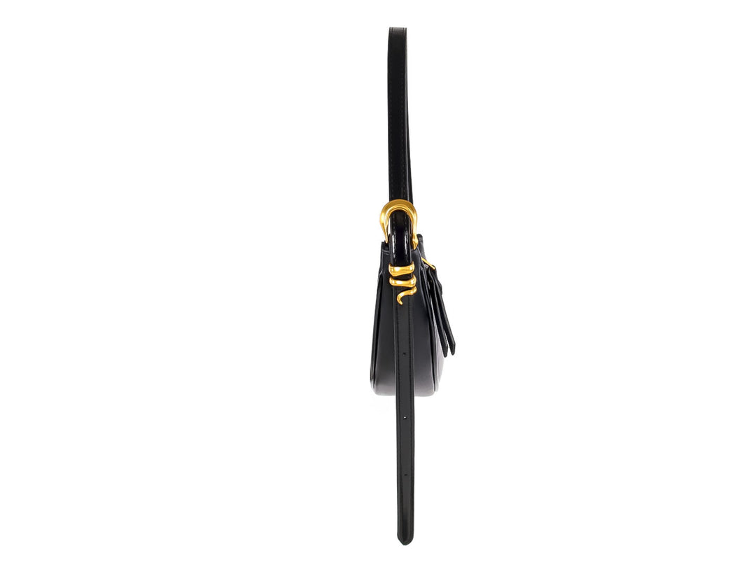 Bolso de hombro negro en forma de media luna con detalles y logotipo en color dorado de Steve Madden.