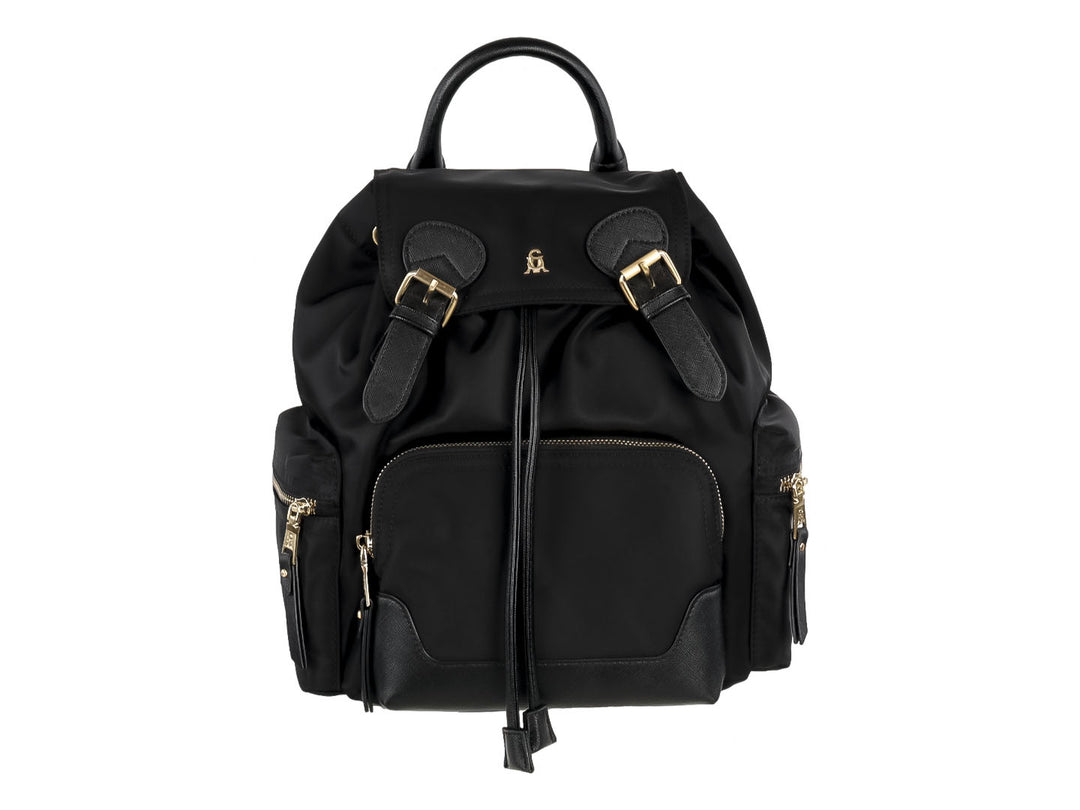 Mochila negra Steve Madden con herrajes y detalles en color dorado.