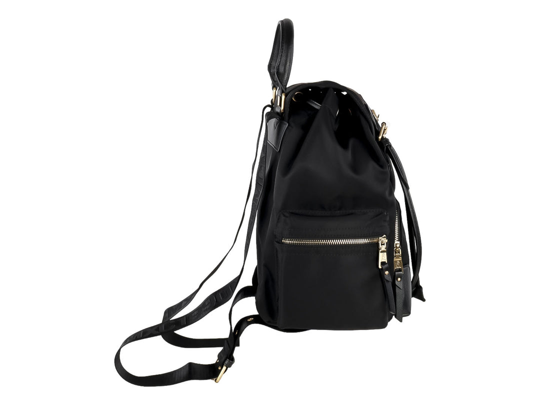 Mochila negra Steve Madden con herrajes y detalles en color dorado.