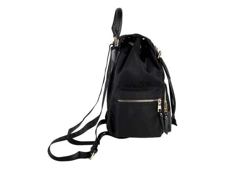 Mochila negra Steve Madden con herrajes y detalles en color dorado.