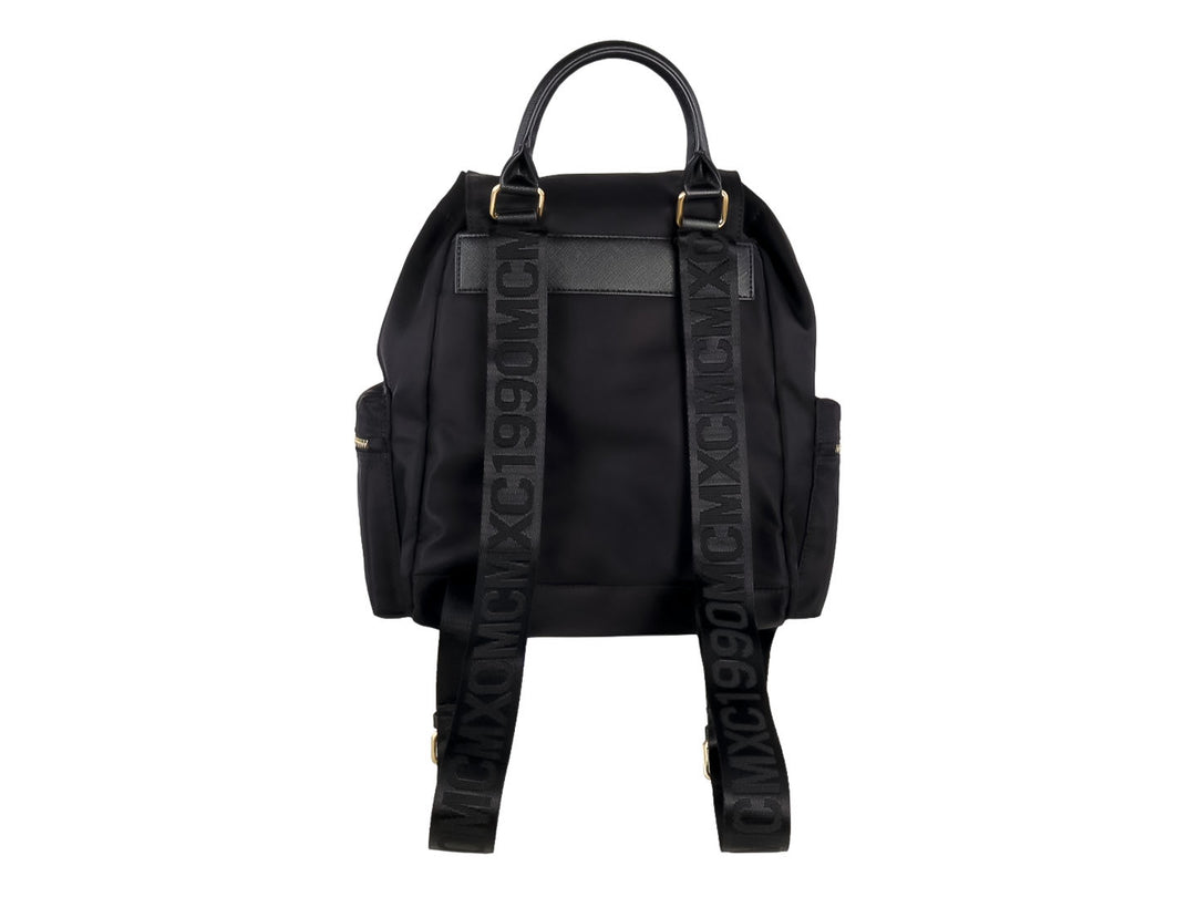 Mochila negra Steve Madden con herrajes y detalles en color dorado.