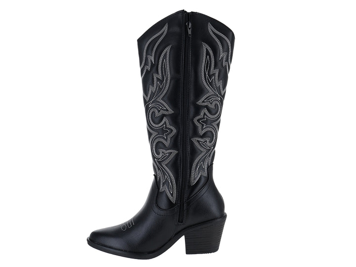 Botas vaqueras negras con detalles de bordado blanco en la caña y tacón cuadrado.