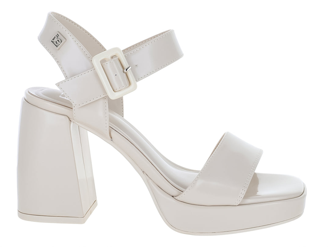 Sandalia Cloe color beige con tacón grueso, plataforma y correa al tobillo con hebilla.