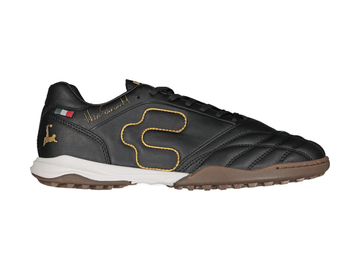 Taquetenis de fútbol Charly color negro con suela marrón y detalles dorados.