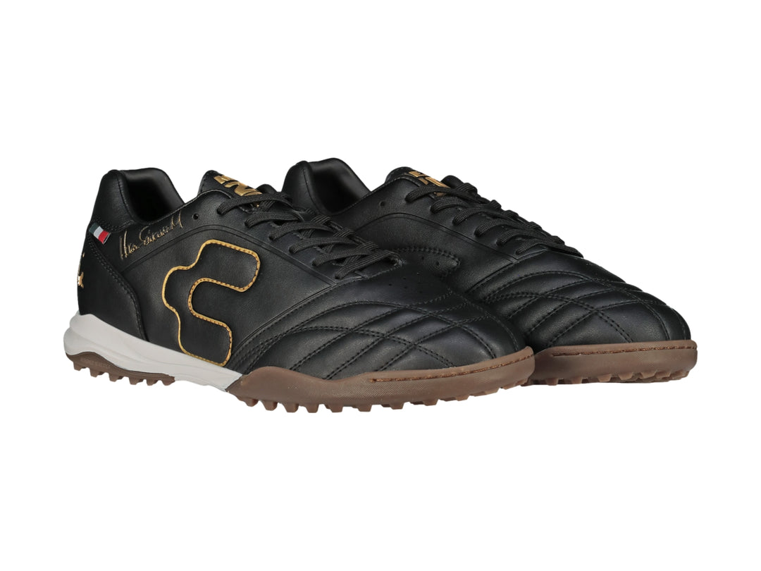 Taquetenis de fútbol Charly color negro con suela marrón y detalles dorados.
