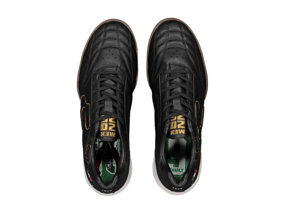 Taquetenis de fútbol Charly color negro con suela marrón y detalles dorados.